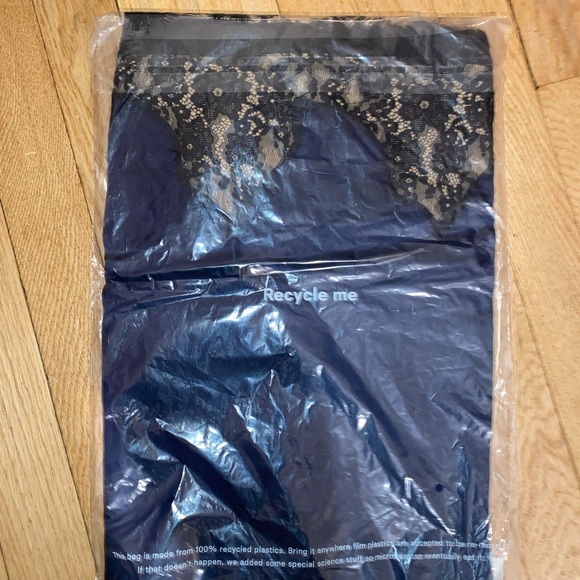 Reformation Jessalyn Sleeveless
Lace Silk Minidress - Picture 5 of 6